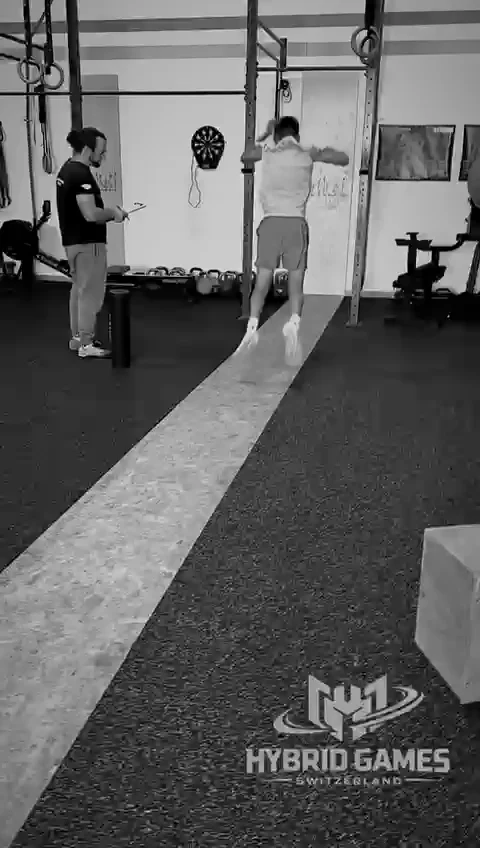 Burpee Broad Jumps im HYBRID GAMES YOUTH Training